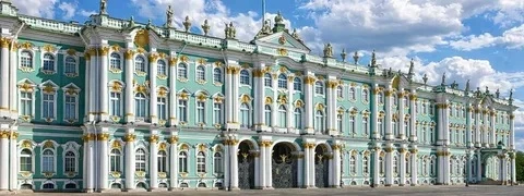 Конечно же главной доминантой на Дворцовой площади является здание Эрмитажа или Зимний ...