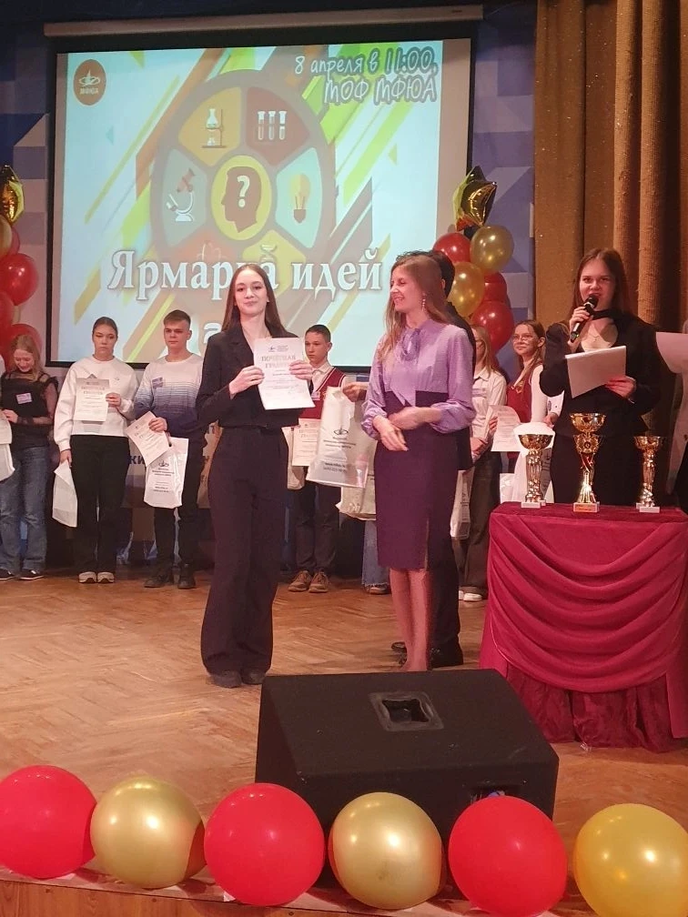 ⚡️Левитирующие над дорогой поезда, которыми движет сила магнитов, литературный отель с номерами, офо