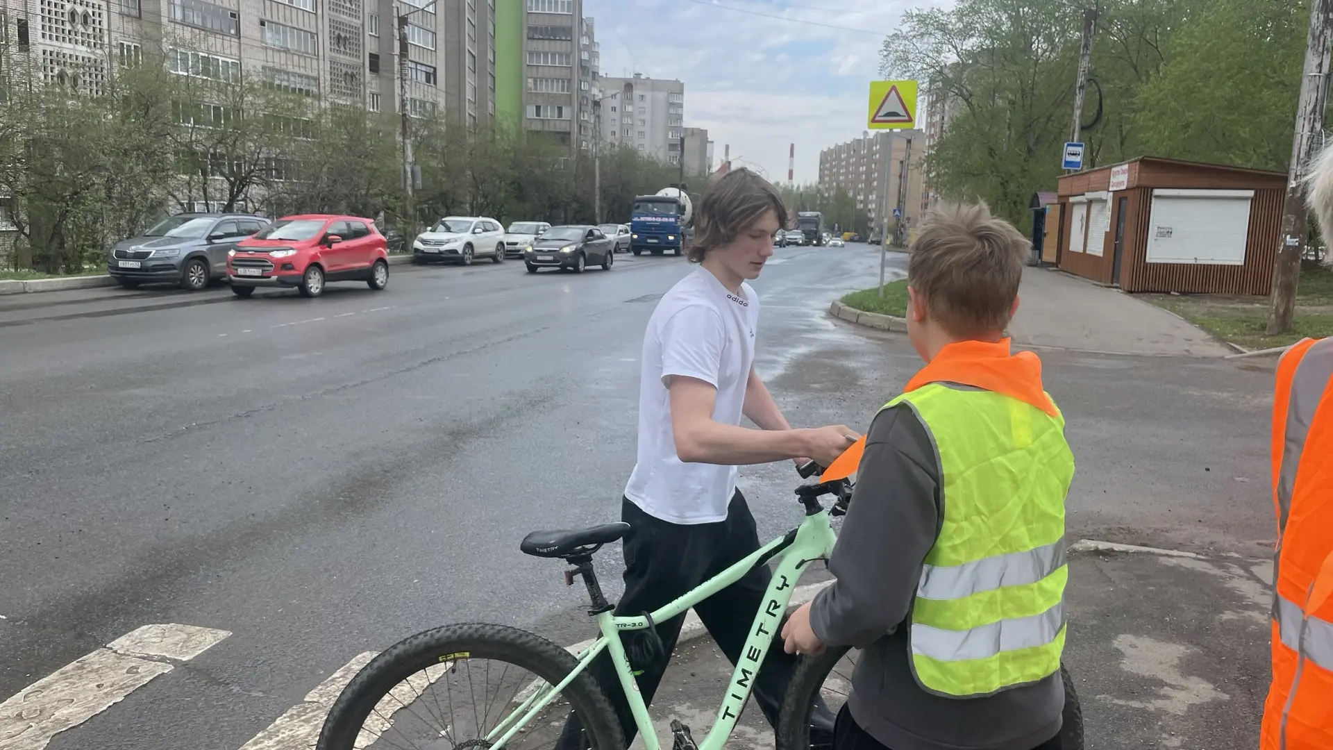 📢 Учащиеся нашей школы присоединились к городской акции «Безопасный переход»!  Ребята вышли на улицы