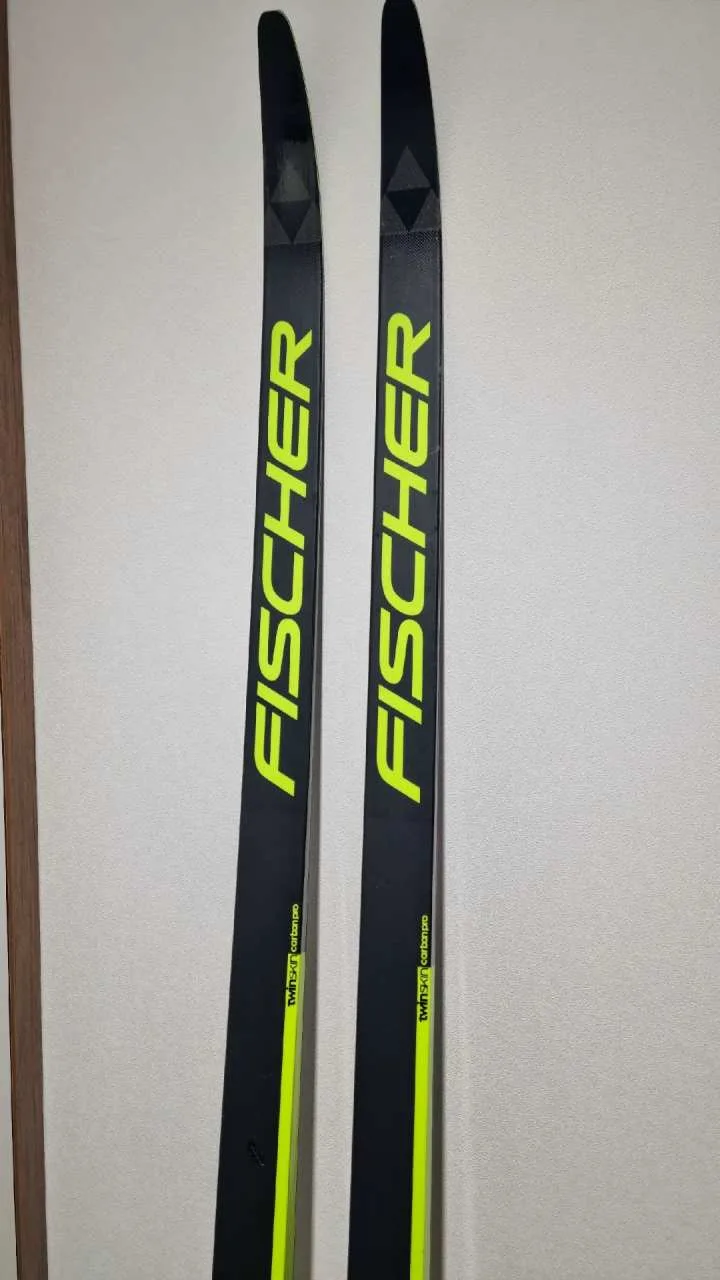Беговые лыжи Fischer Twin Skin Carbon Pro IFP сезон  - классическая модель лыж с камусо...
