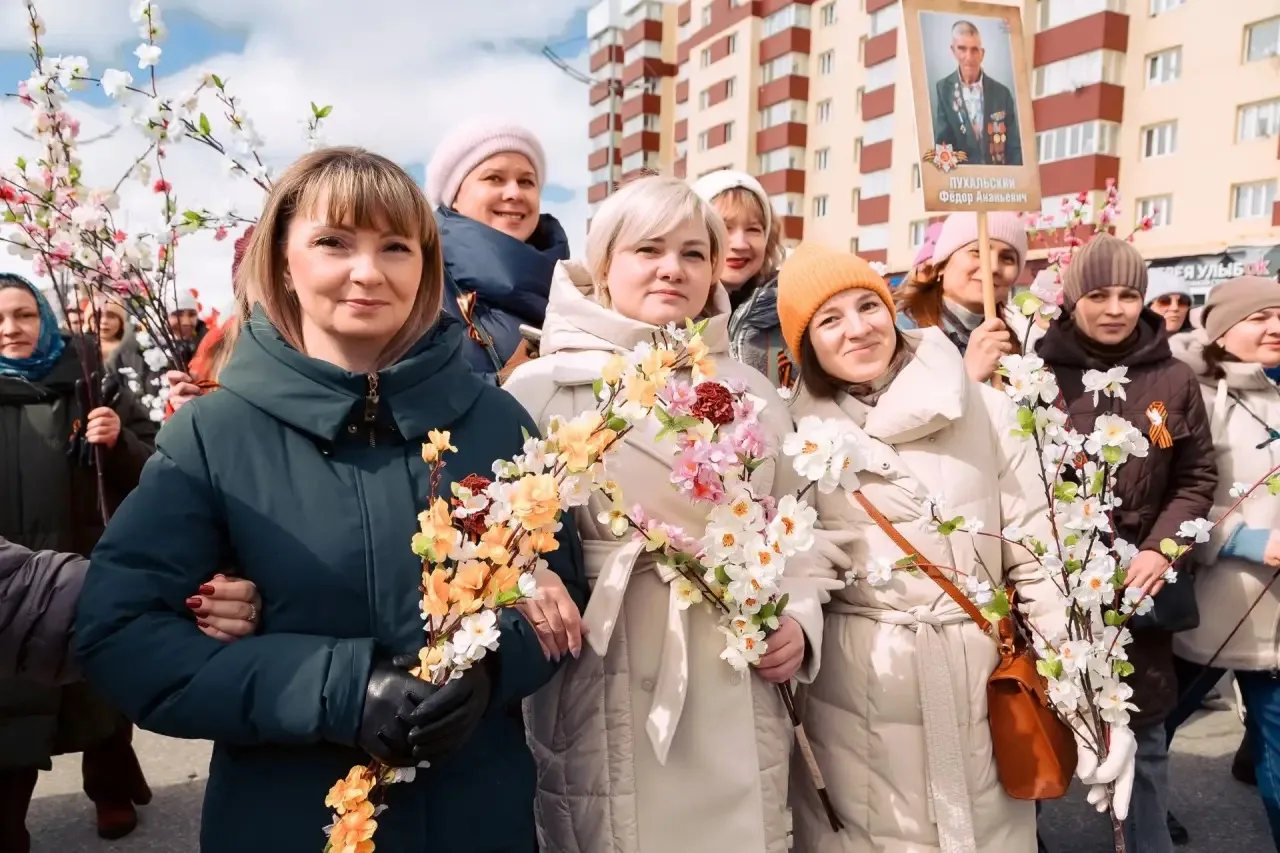 Сегодня в Новом Уренгое, как и по всей стране, проходит шествие Бессмертного полка. В руках — фотогр