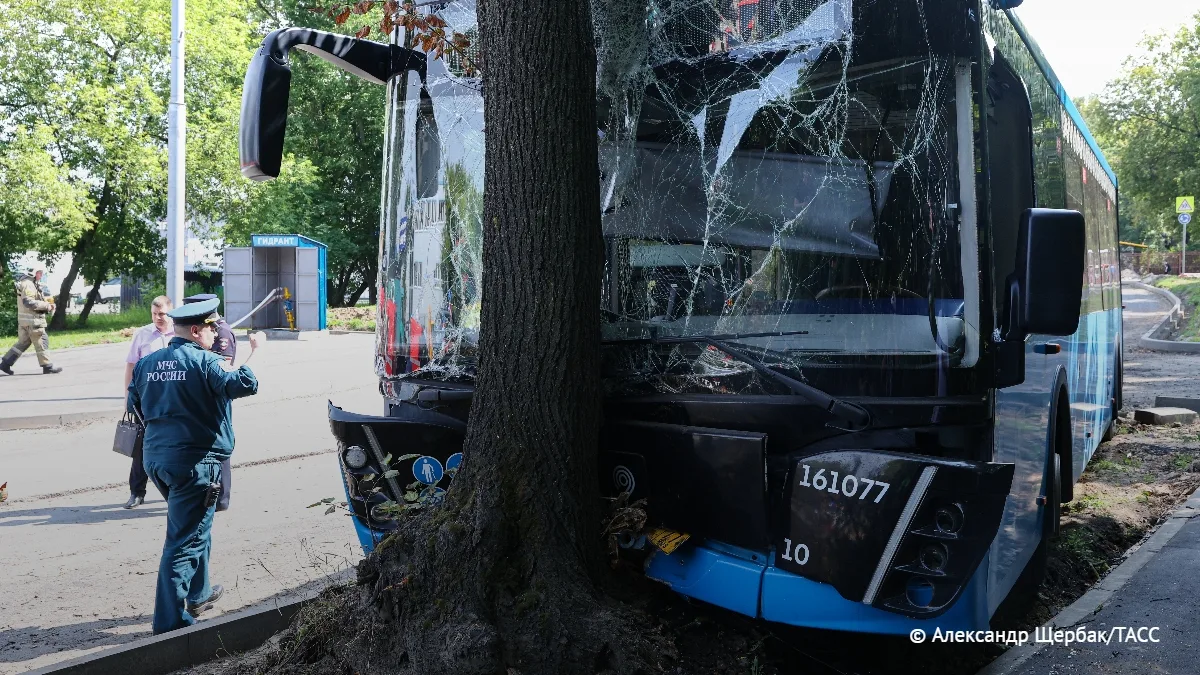 Плохое самочувствие водителя автобуса стало причиной ДТП в Москве, где пострадали 17 че...