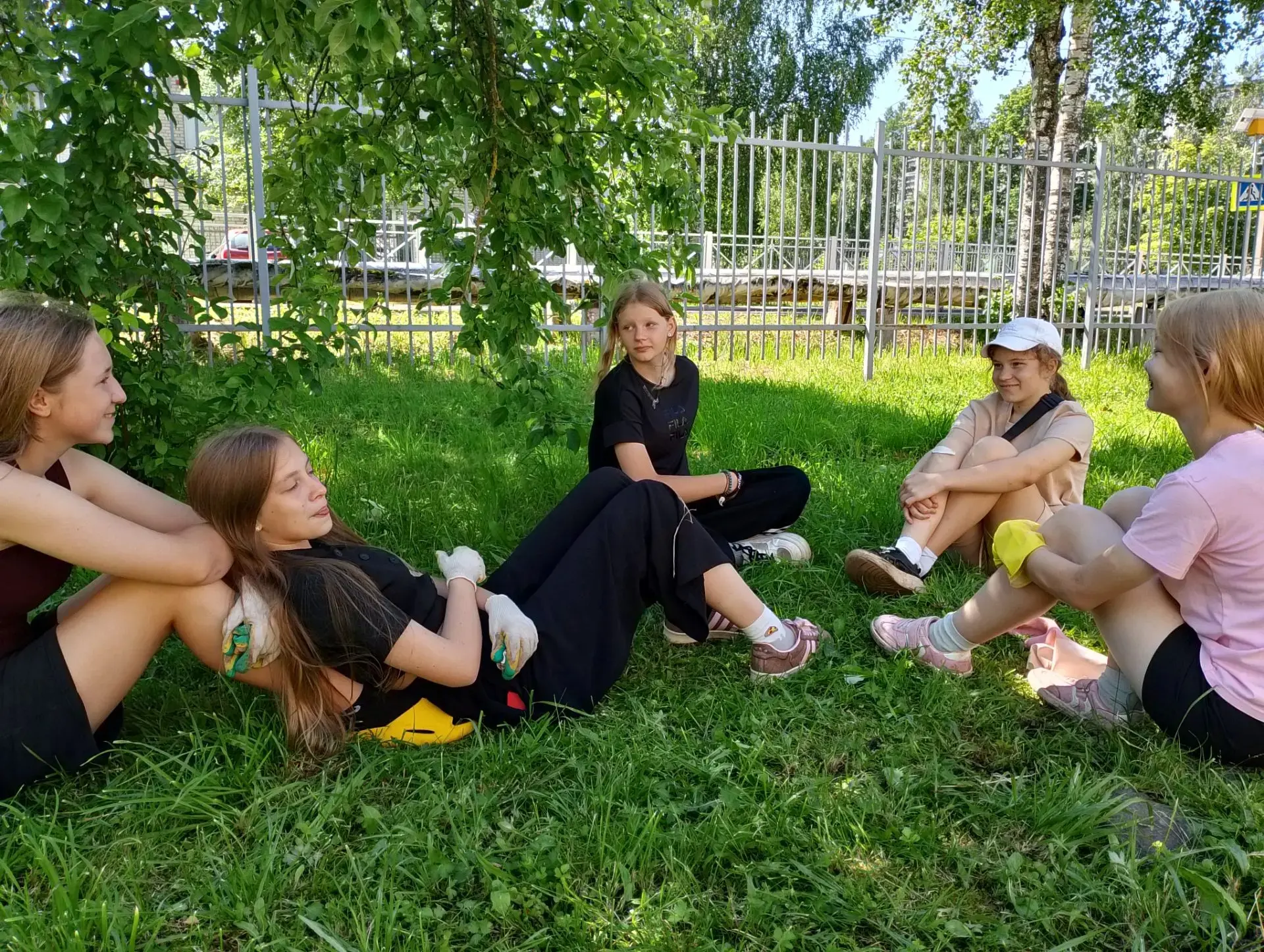 Юные агрономы отдыхают с пользой и задором! 
Лето на пришкольном участке кипит работой, но и для отл