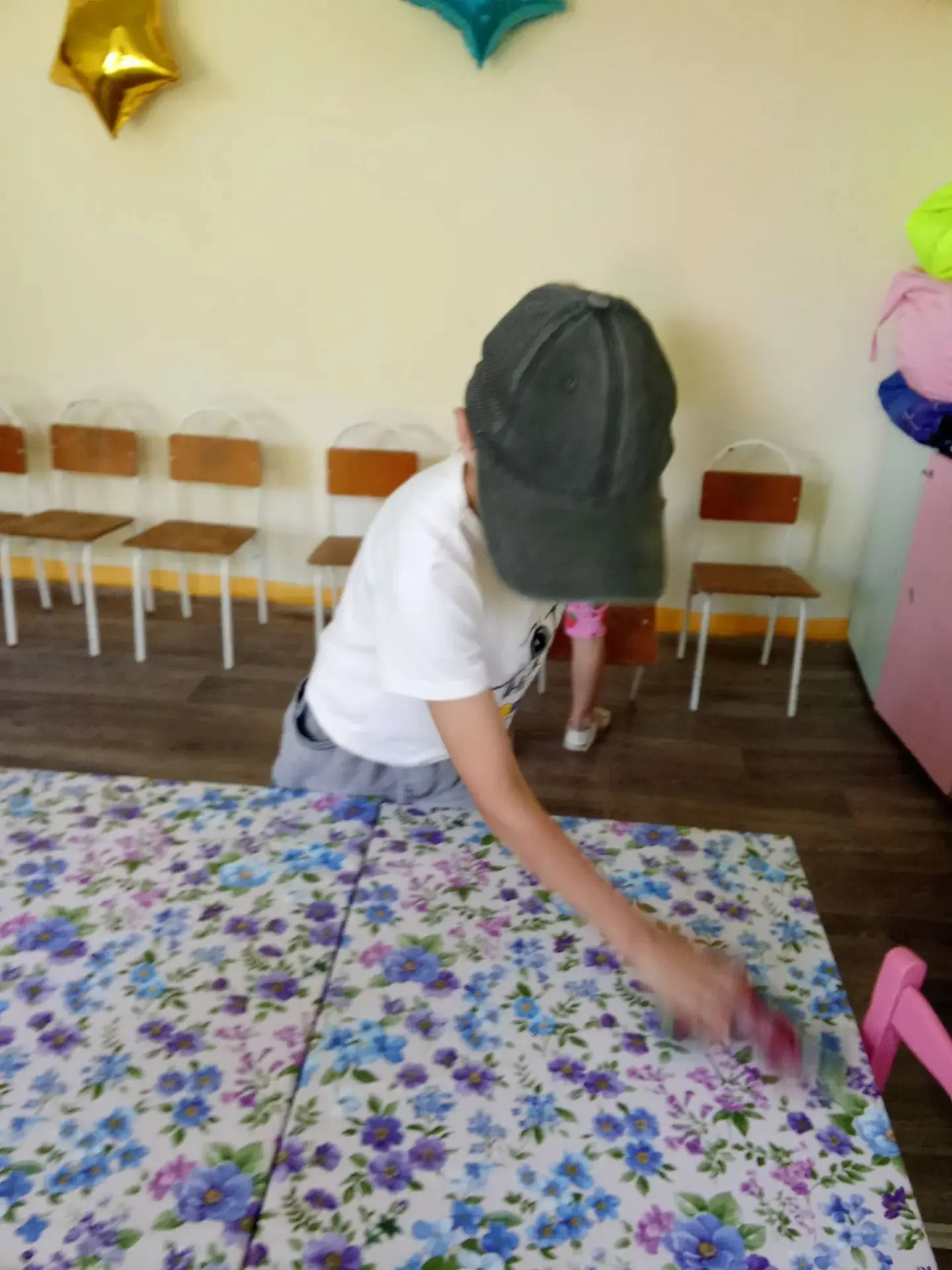 В начале недели дети подготовительной логопедической группы на своей веранде проводят акцию «Чистое 