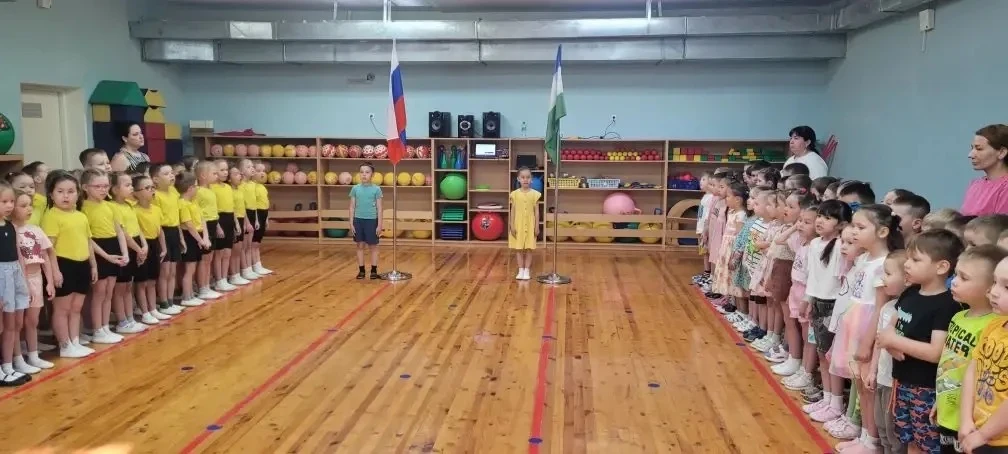 Еженедельная церемония поднятия флагов