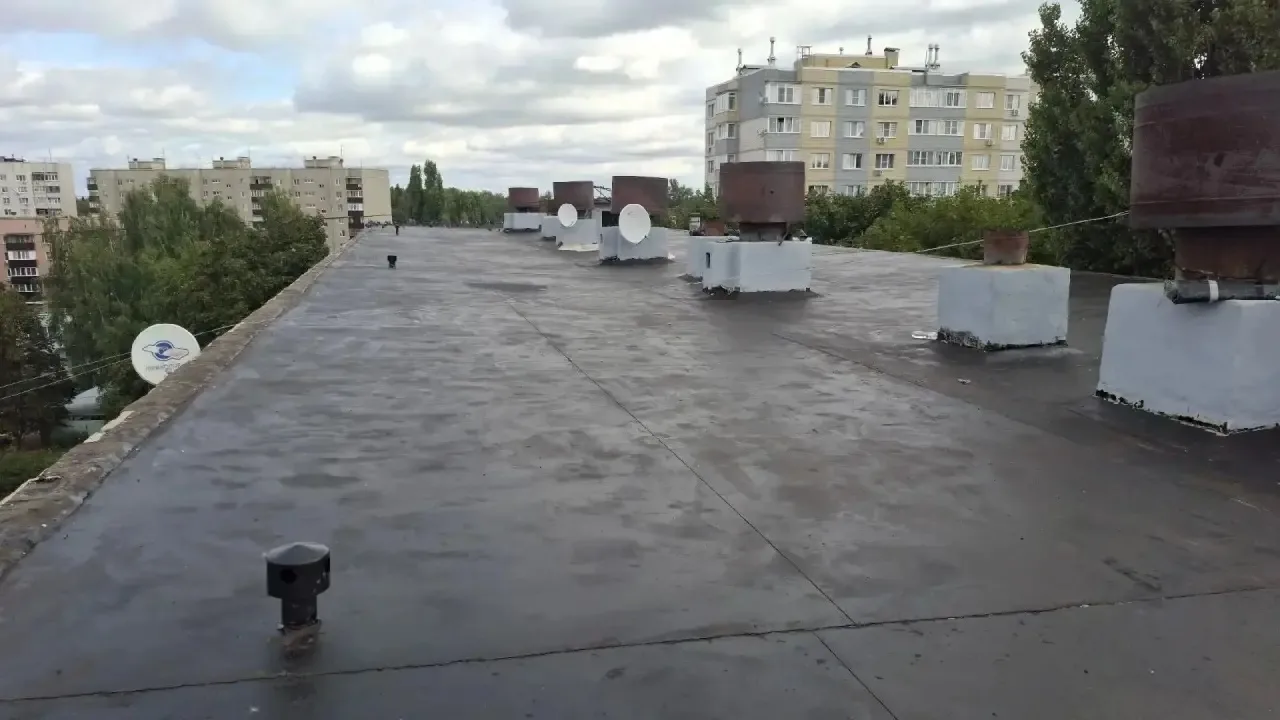 🏠Подрядная организация продолжает выполнение работ по капитальному ремонту крыши много...