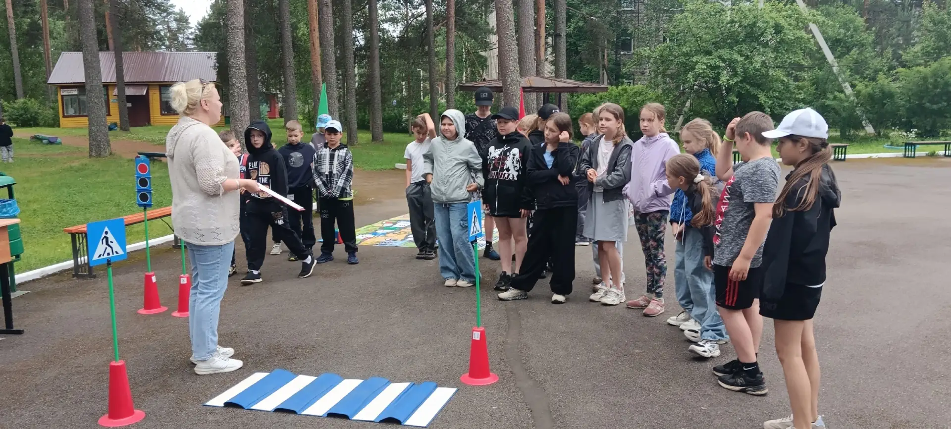Безопасные каникулы
16 июня в МОУ ДО «ДООЦ «Огонек» педагоги УМЦ «Автогородок» Ефимова М.В. и Павлов