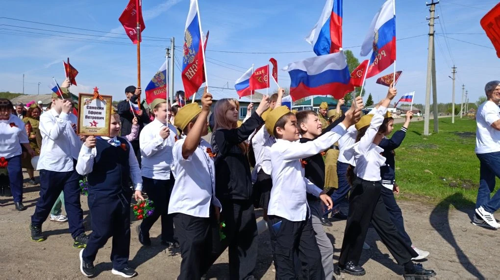 🕊🇷🇺 9 Мая: Шаг памяти в «Бессмертном полку» 🎗💐 
В светлый и святой для каждого из нас День Побе