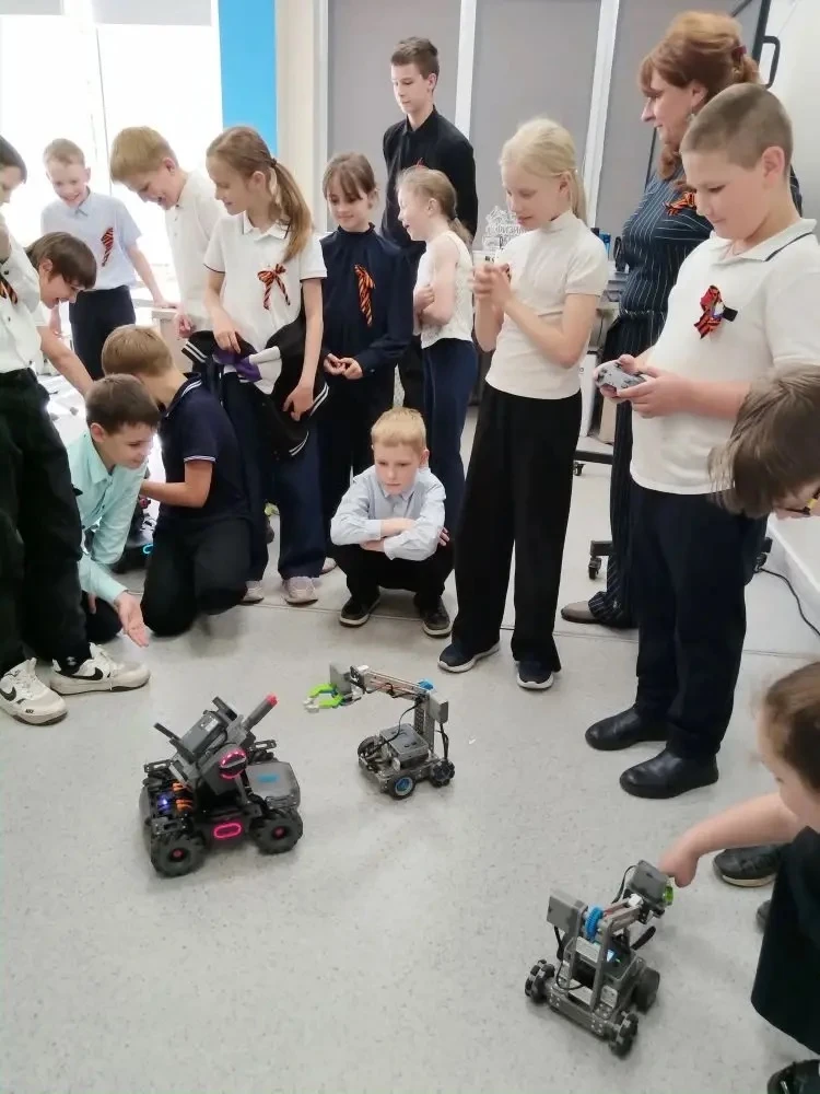 Вчера в Кванториуме был настоящий день открытий! 🤖  К нам в гости заглянули самые любознательные реб