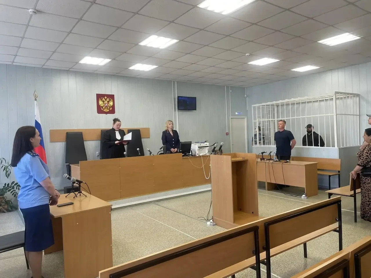 В Валдае местный житель, укравший с банковских карт участника СВО более 2 400 000 рублей, осужден к 
