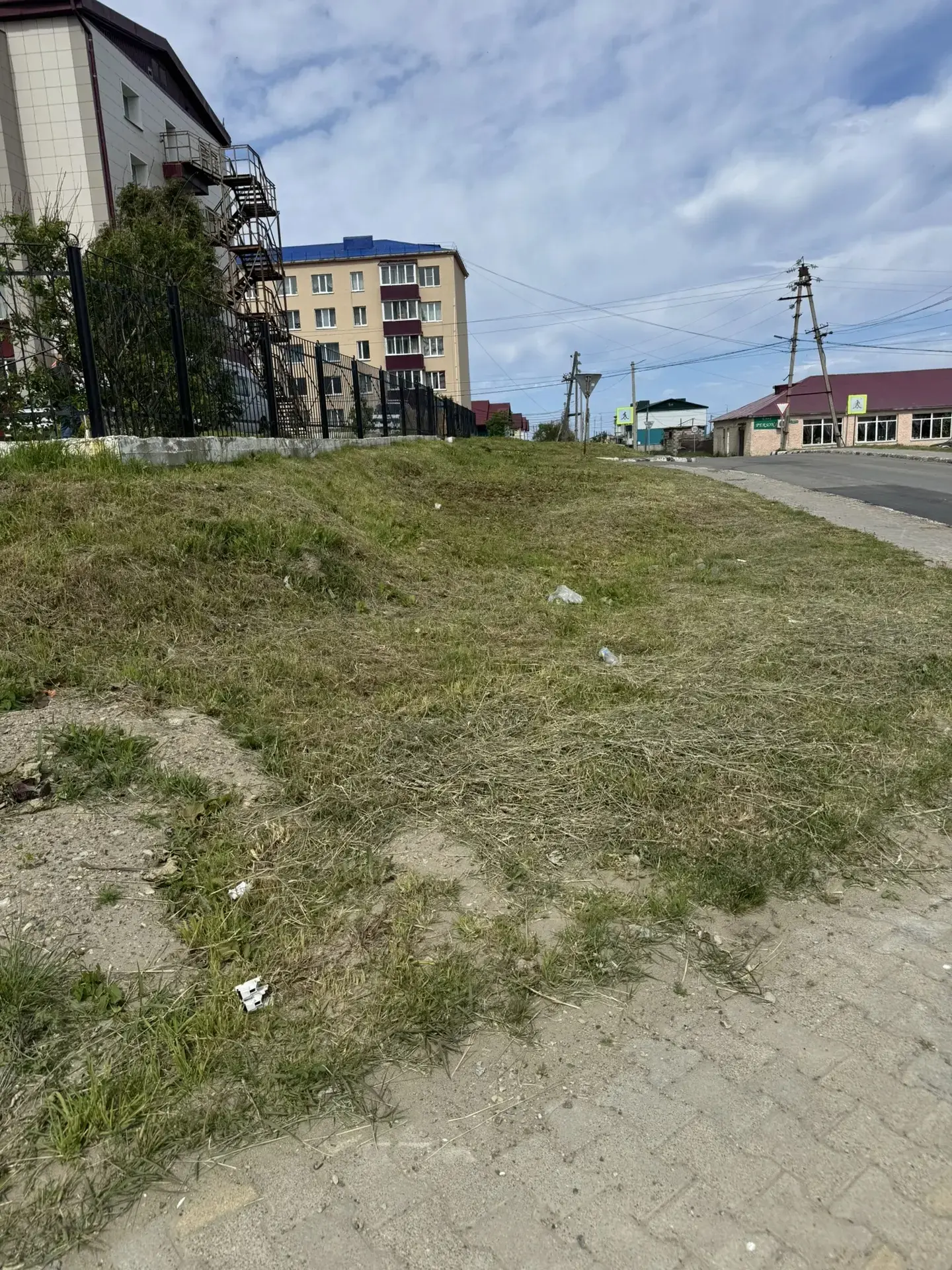 Выполнены работы по окосу прилегающей территории к ГБУ «Доброта» г. Томари.