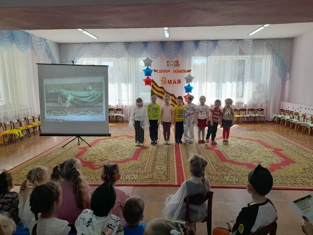 В преддверии праздника  Дня Победы  для ребят старших групп "Акварельки" и "Матрёшки" п...