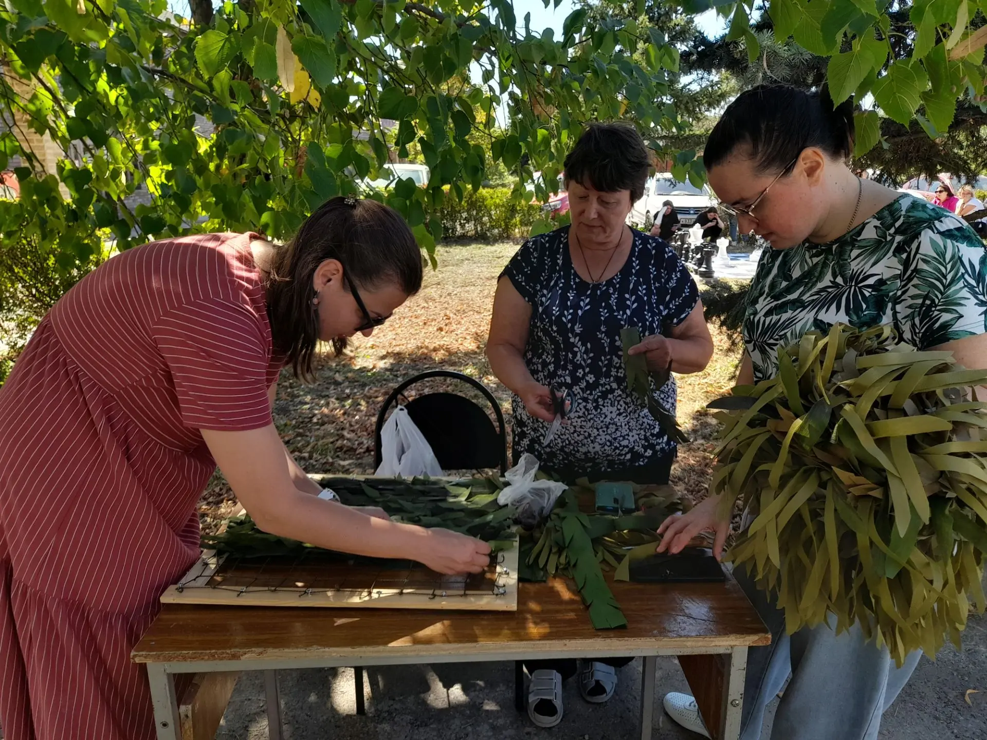 Плели маскировочные изделия