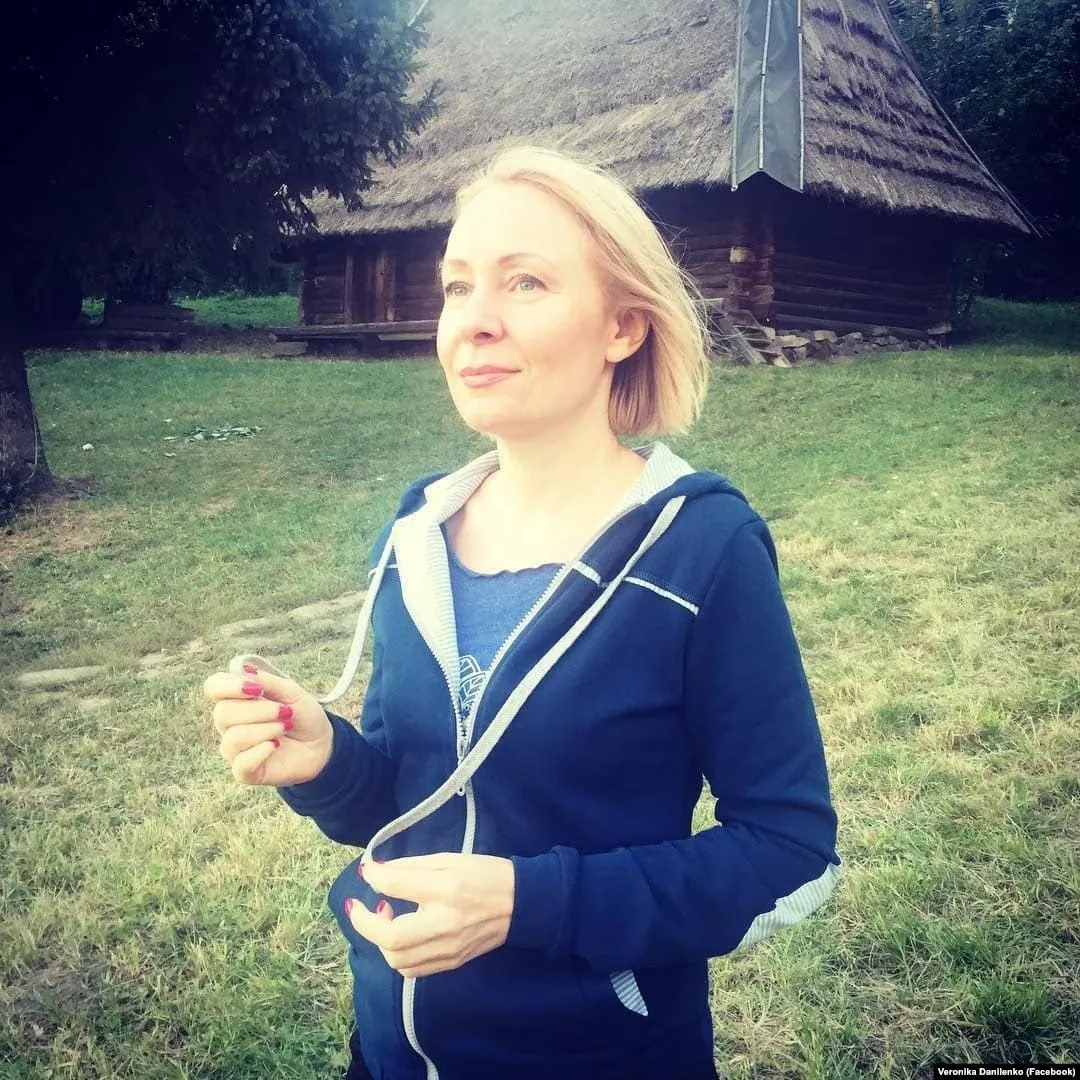 А вот и "гадалка Ермак" (как она записана в телефонах у окружения Зе), она же "Вероника Фэншуй" (так