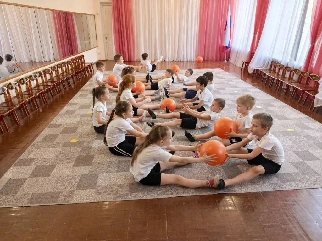 💪Чтоб успешно развиваться, Нужно спортом заниматься. От занятий физкультурой будет стройная фигура.