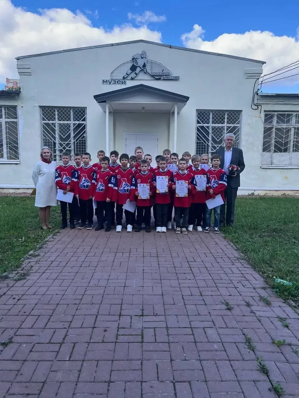 ЦО - средняя школа N9 имени Ивана Ткаченко (мнение родителей)   Первый год в средней школе N9 для 4 