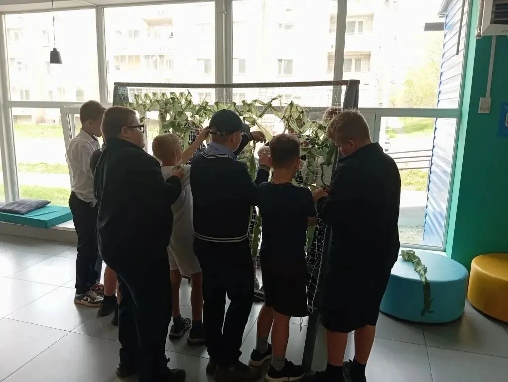 🎗️🤝 В рамках Дня добрых дел учащиеся нашей школы приняли участие в плетении маскирово...