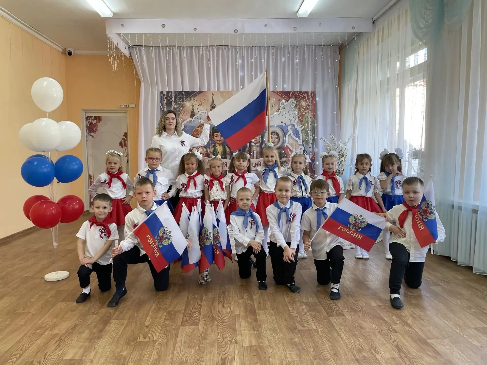 Разноцветный флаг России-белый, синий, красный цвет, самый для меня красивый, краше фла...