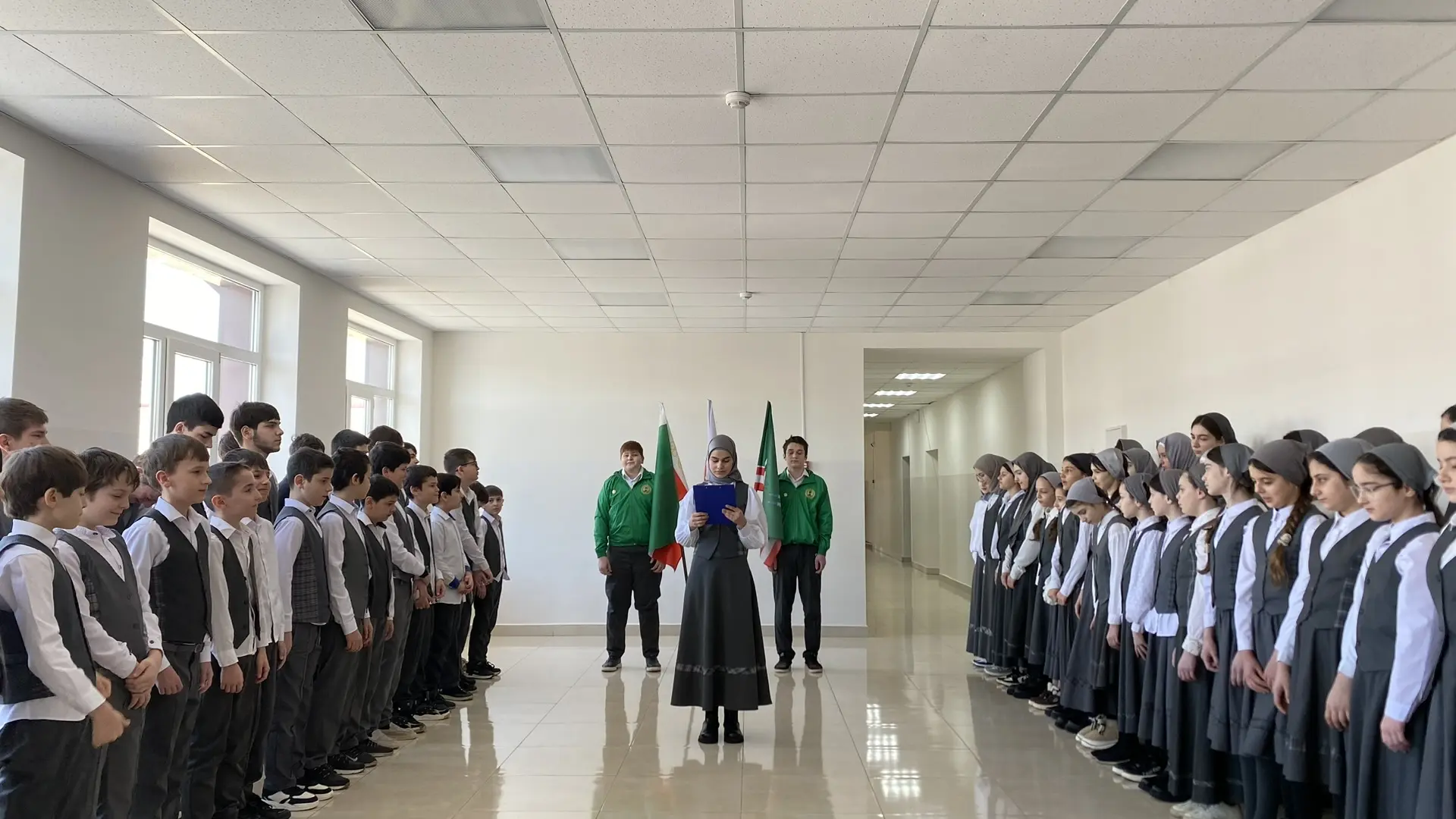 Сегодня в МБОУ “СОШ № 54 им. Хасана Кааева” г. Грозного , прошла торжественная линейка после каникул
