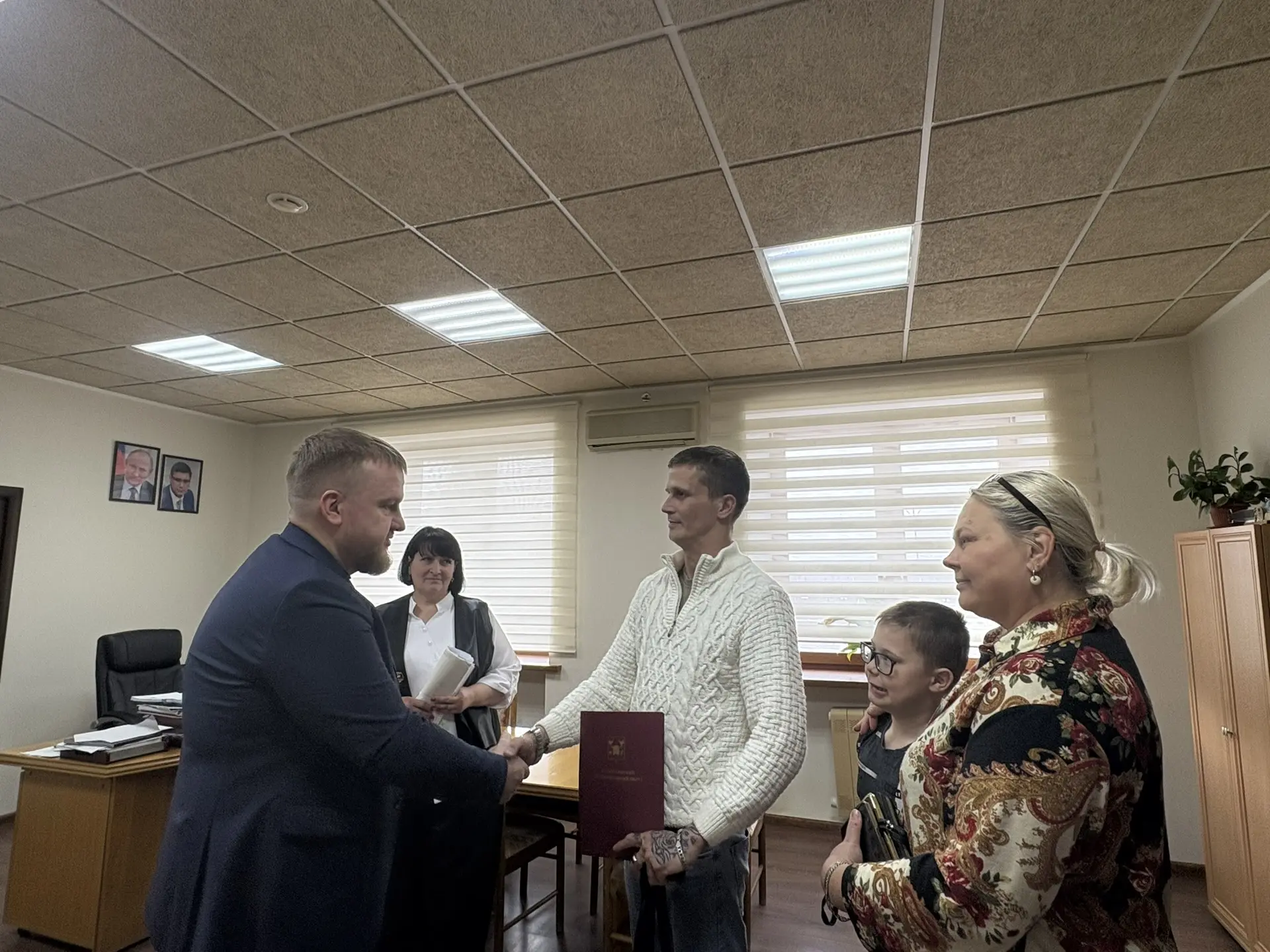 🏠Сегодня вручил земельный сертификат для индивидуального жилищного строительства семье участника спе
