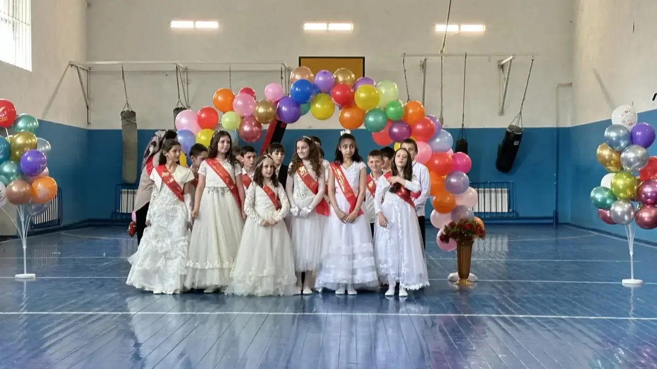 🎓 Выпускной 4 классов: новый этап в жизни!

Сегодня в нашей школе прошёл особенный праздник — выпус