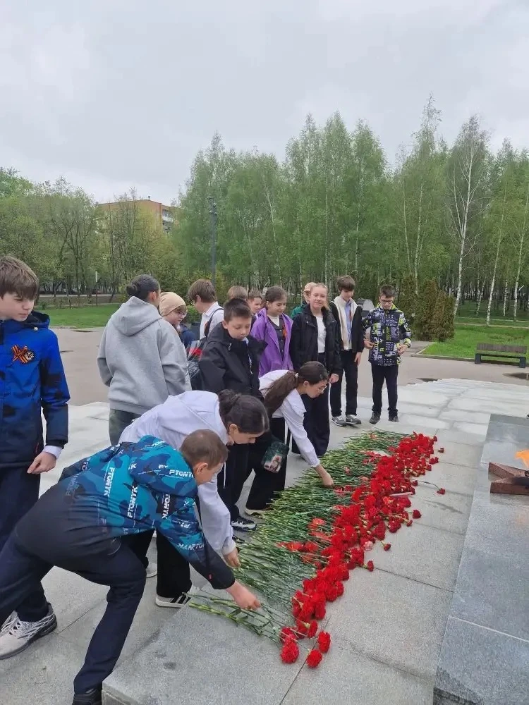 🎖️🎗️У памятника «Звонница» ученики  6 «Б» класса провели классный час, посвящённый Дню Победы. Ребят