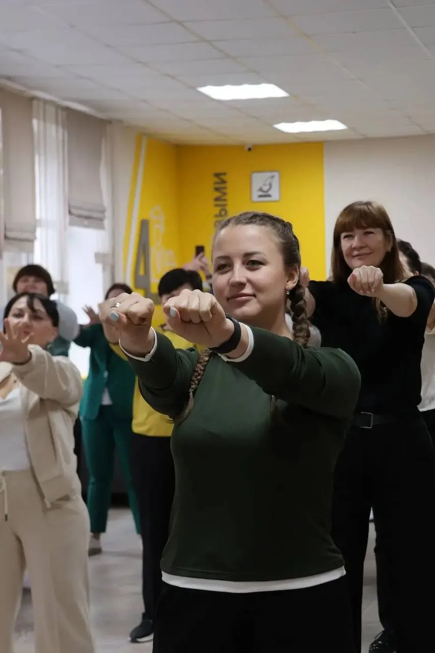 🌸 В нашей школе прошла весенняя зарядка с участием всей прекрасной половины педагогического коллекти