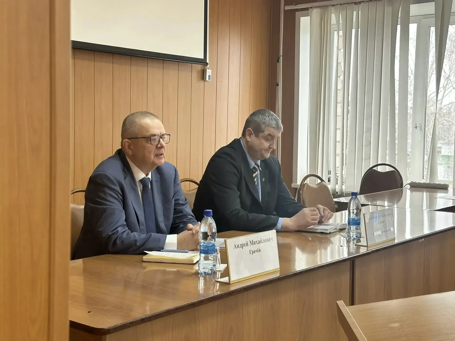 Сегодня провожу встречи и знакомлюсь с трудовыми коллективами, представителями власти, ...