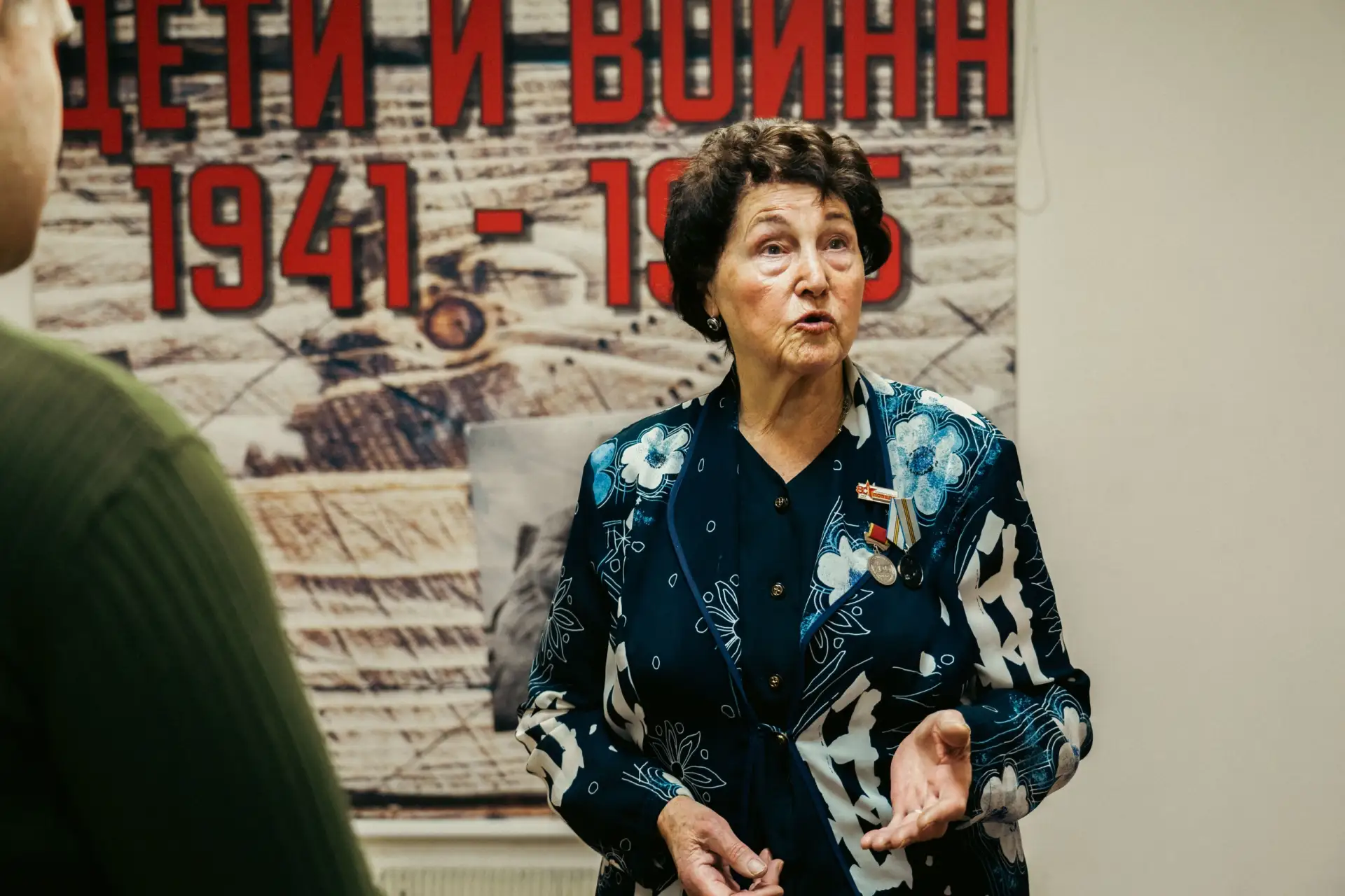 Волонтёры Победы Москвы посетили музейно-выставочный зал «Непокорённые» с бывшими узниками концлагер