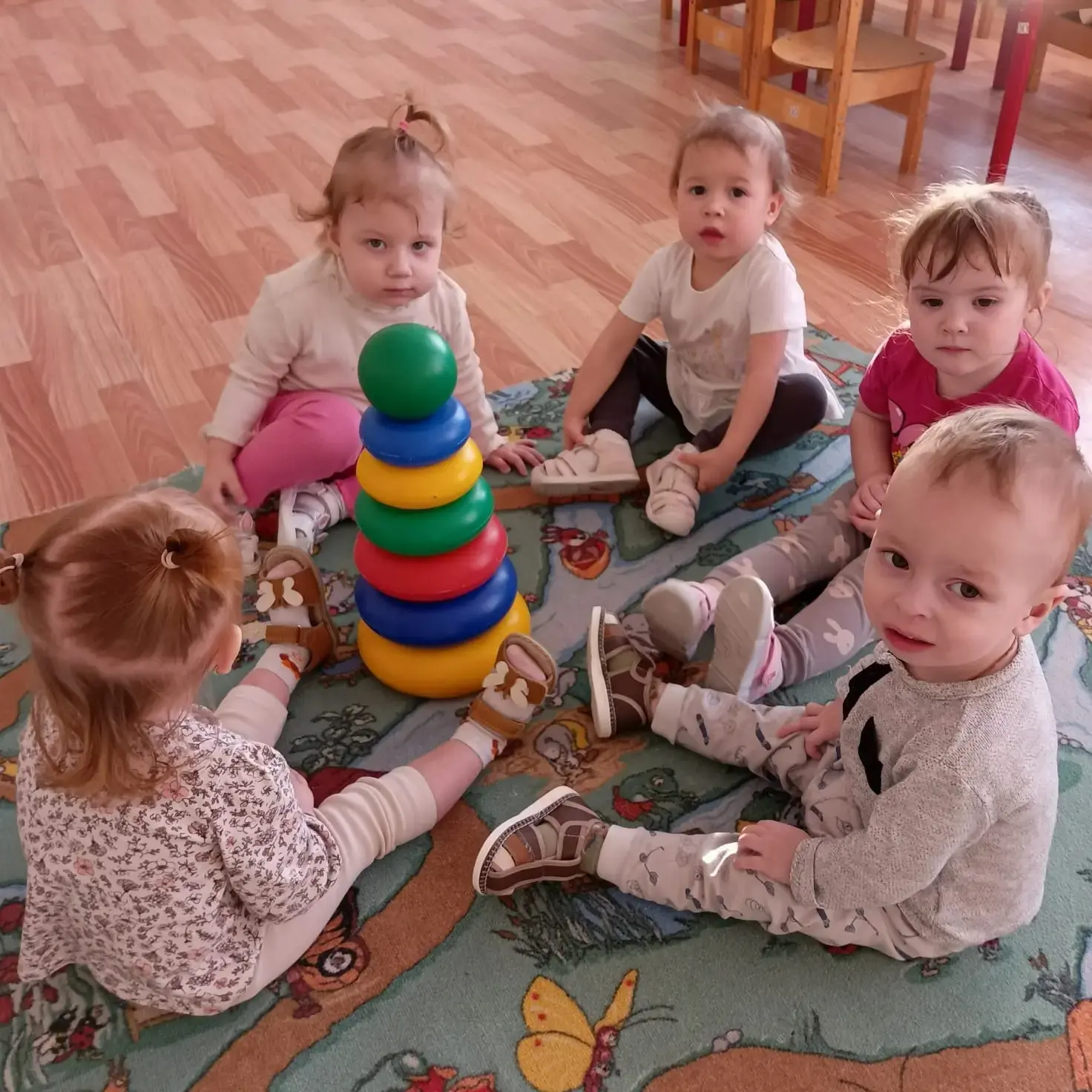 Сегодня дети группы  раннего возраста"Колокольчики" провели игру " Собери пирамидку"