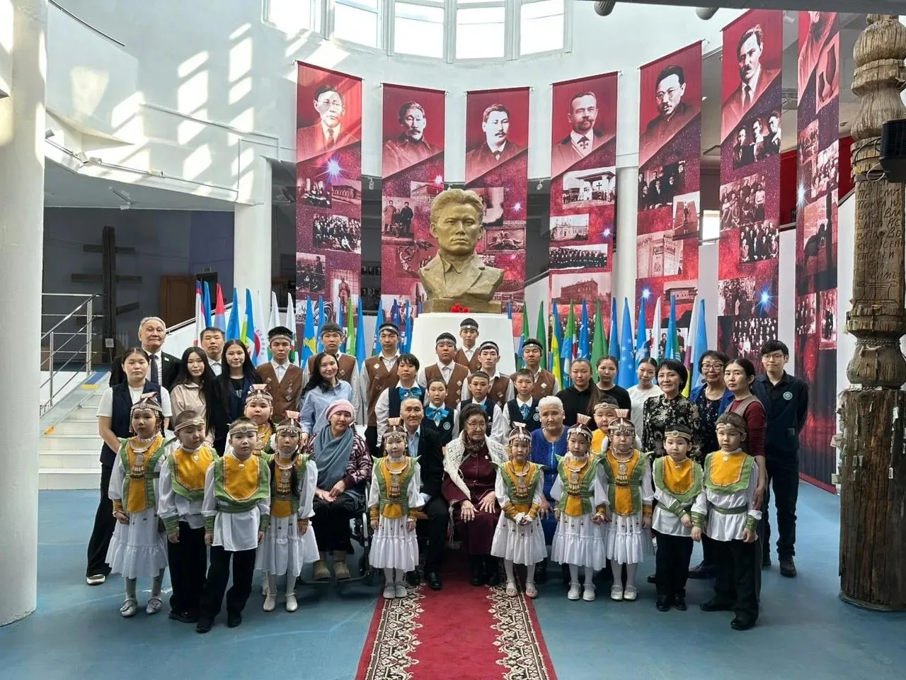 Өрөспүүбүлүкэ күнүн көрсө
🚩Сахабыт сирин өрөгөйдөөх күнэ кэлэн иһэринэн  Т. К. Ядрихинская аатынан 