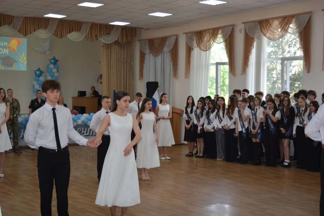 🔔 Торжественная линейка, посвящённая Последнему звонку, прошла в нашей школе!    В стенах нашей школ