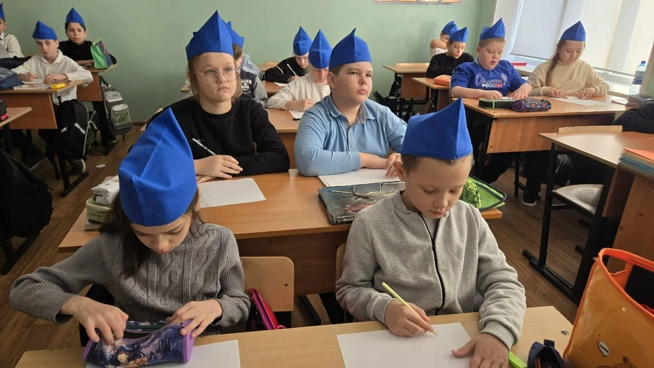 🌟 17 февраля в 3 «В» классе прошло увлекательное занятие «Орлёнок — Спортсмен»! 🌟 🏋️‍♂️ В этот день 