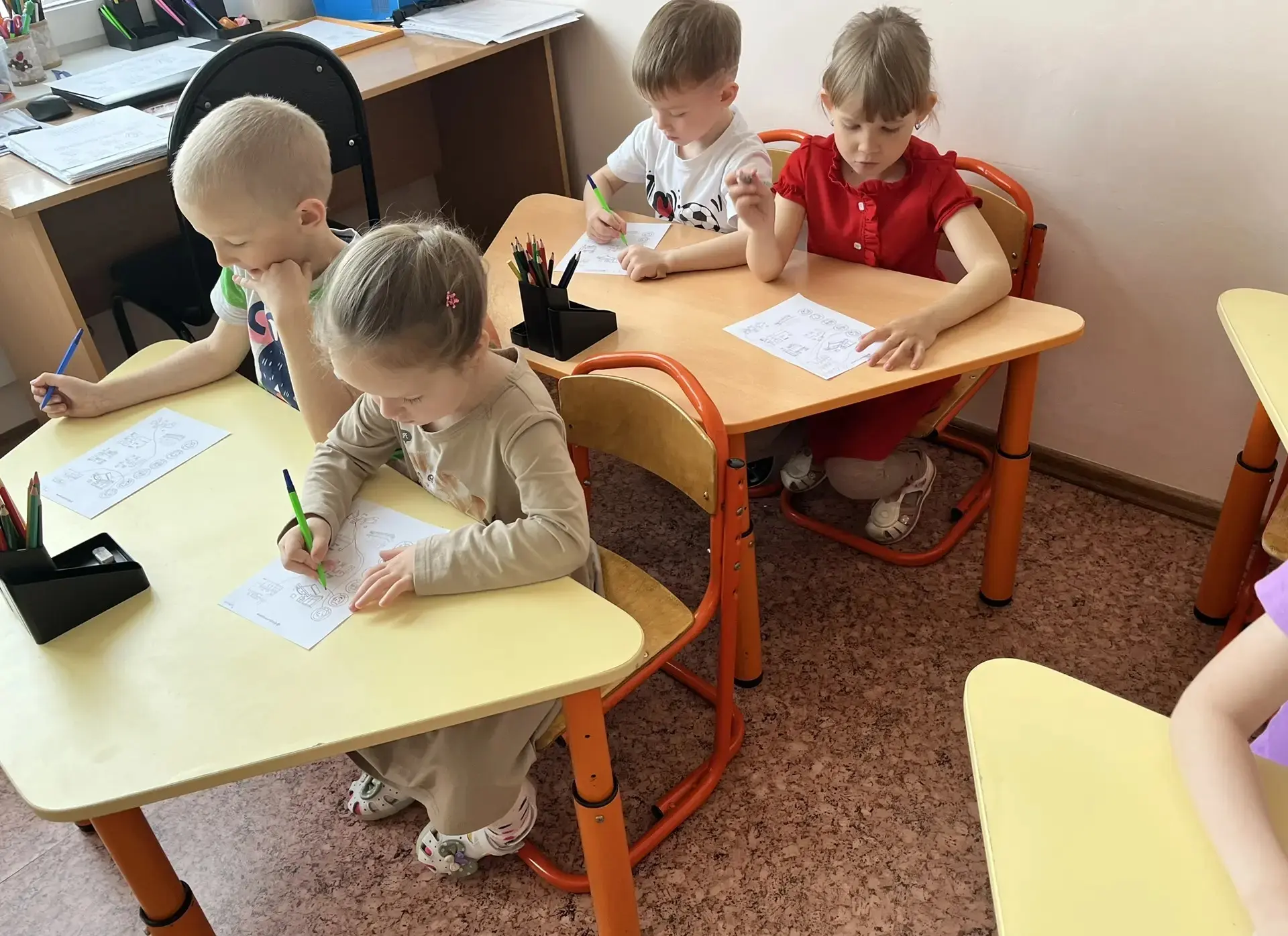 В старшей группе прошло подгрупповое логопедическое занятие по развитию речи по теме «Д...