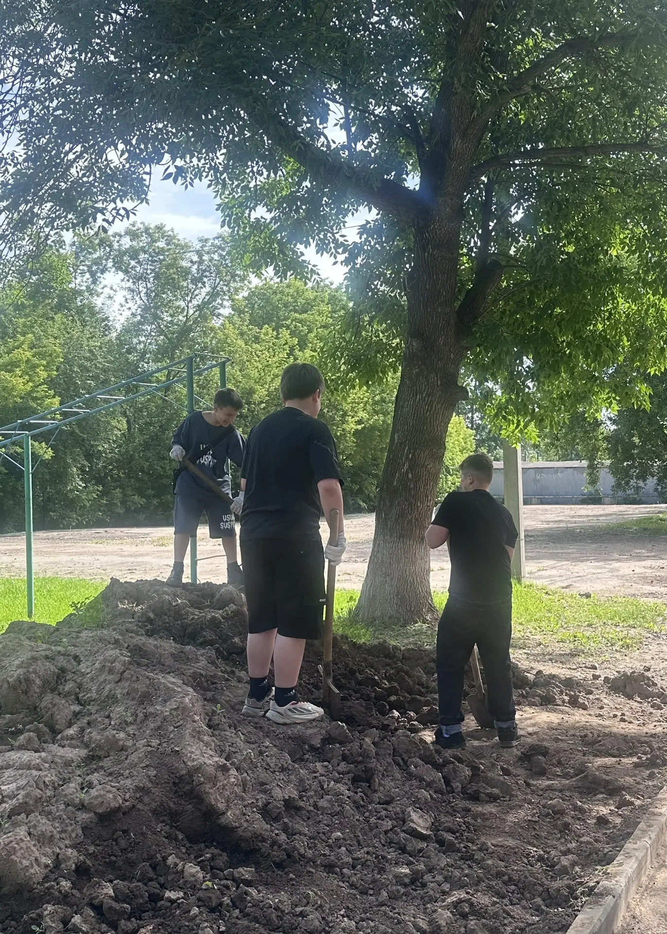 Труд крут, особенно когда работаешь с друзьями! 

У нас в лицее полным ходом идет летняя трудовая пр