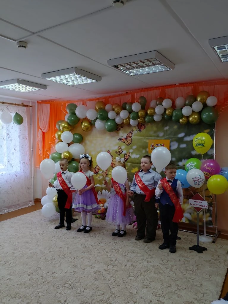 Дорогие наши ребята! Сегодня вы покидаете родной садик. Мы очень привыкли к вам, полюби...