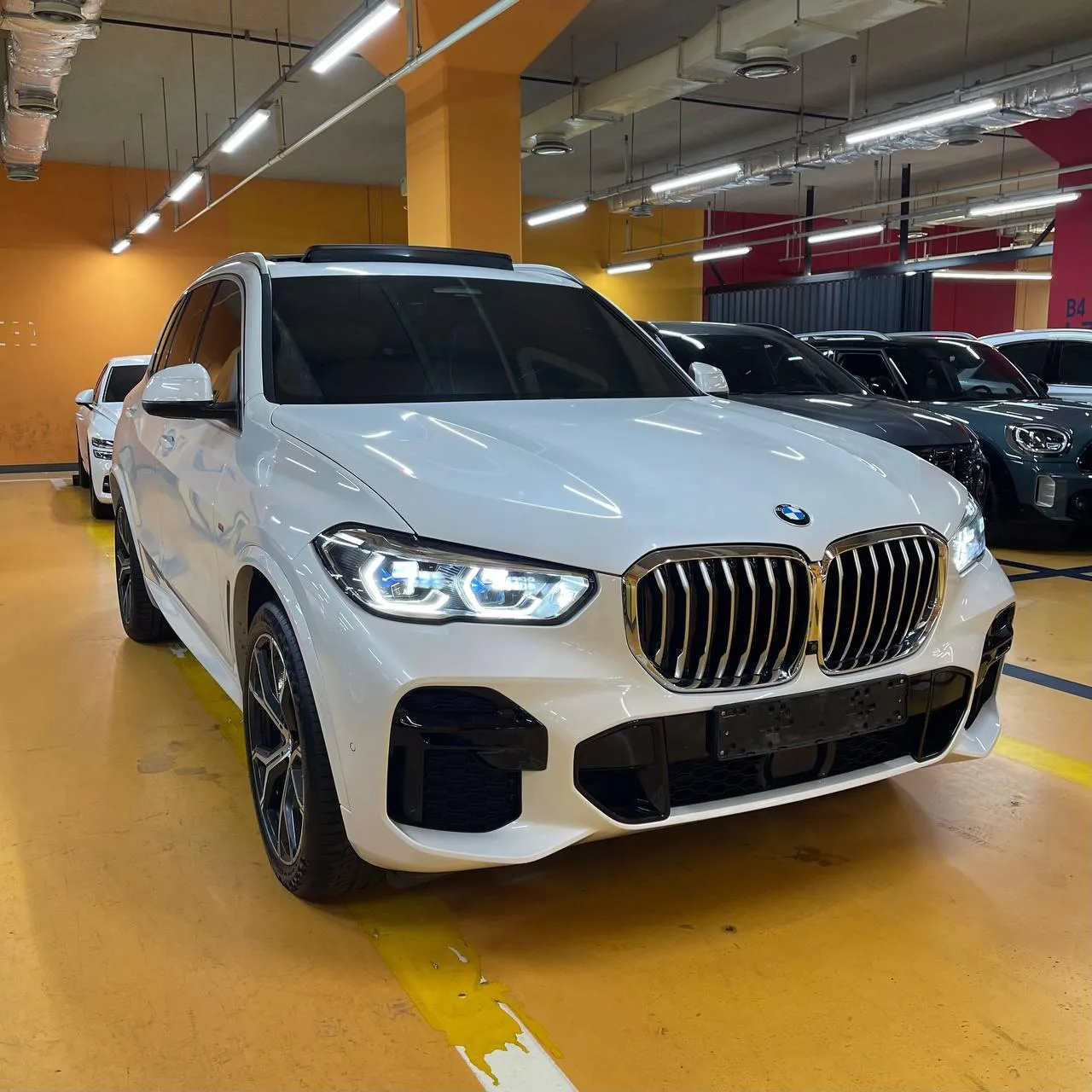 Mercedes GLE  🤜 BMW X5: два флагмана, два разных характера  Оба авто недавно получили обновление, но
