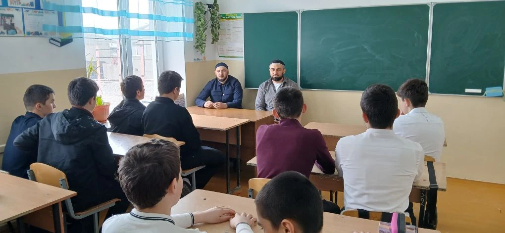 Имамом мечети села Урма была проведена беседа с обучающимися 6-9 классов на тему: «Духовно нравствен