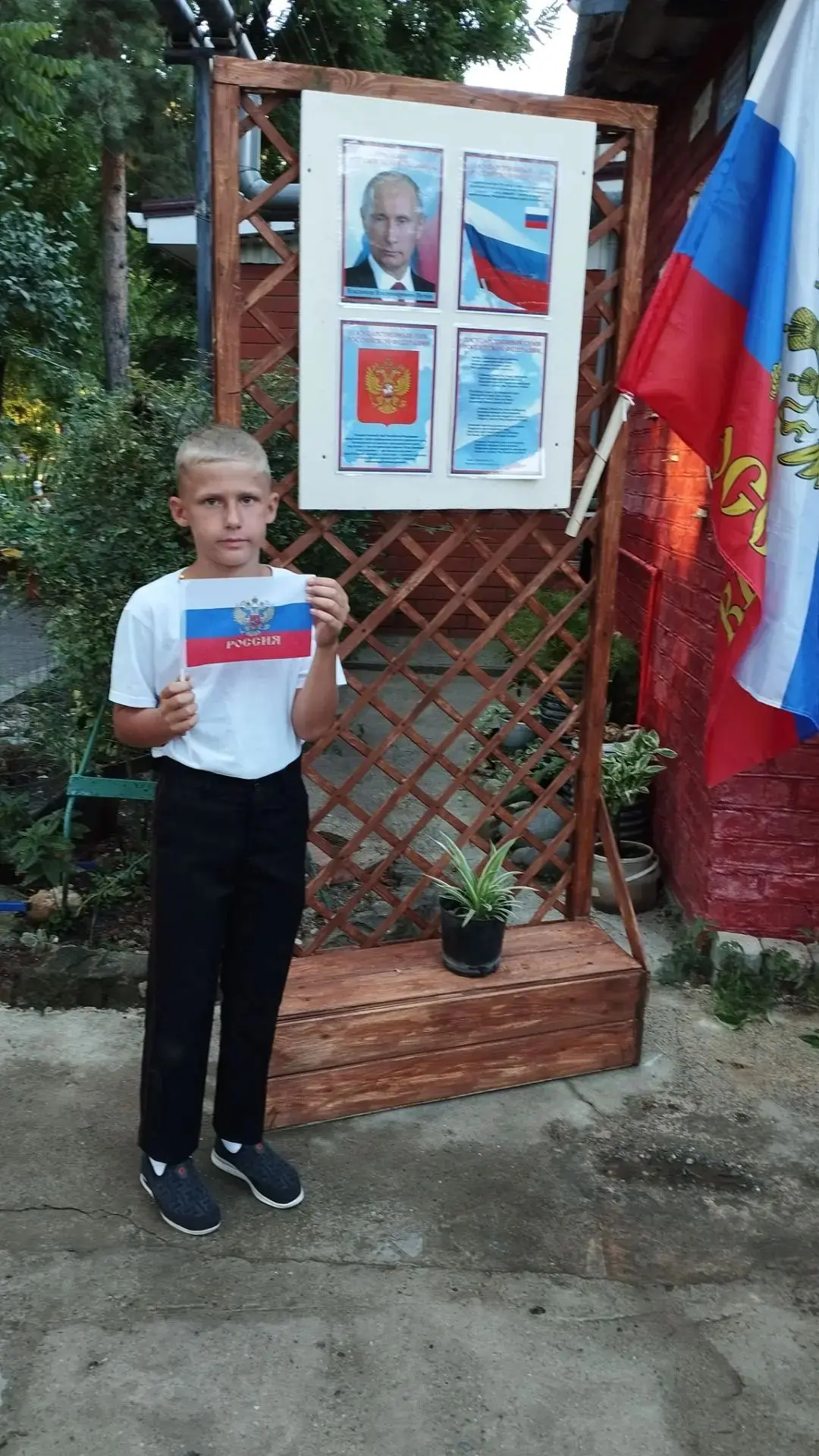 Лупарь Владислав из 3 "Б" класса принимает участие в чествовании  Российского Флага.