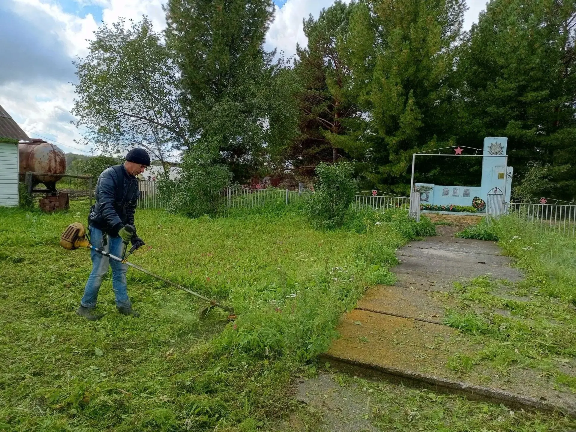 Окос территории памятника воинам ВОВ в п. Приречье.