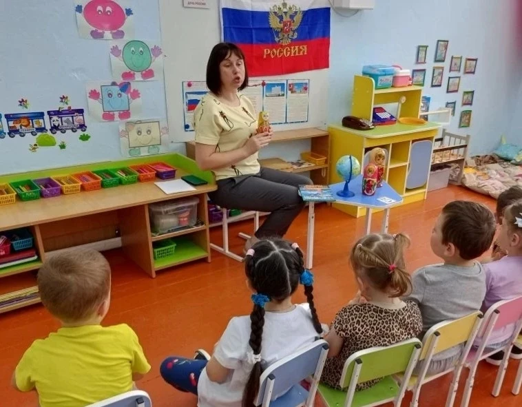 Хотим поделиться с вами нашими увлекательными занятиями по раскрашиванию матрёшек. Это не только инт