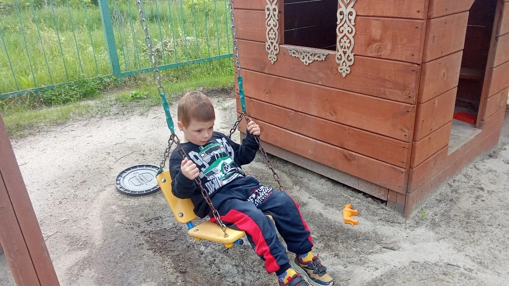 ✨️На детской площадке — веселье и смех,
Но помни про правила, друг, без помех!
На качели садись — то