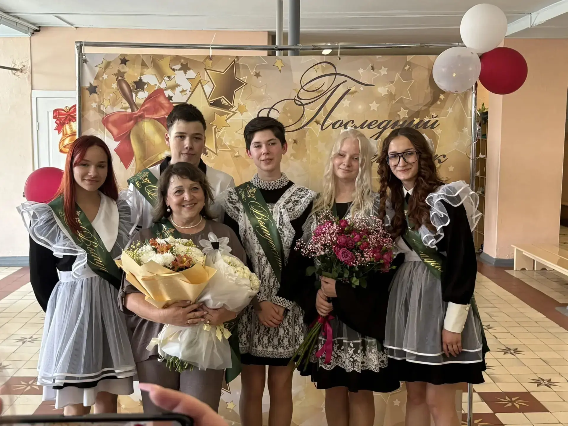 Сегодня в школе самый торжественный день в году— воздух был пропитан волнением, гордост...