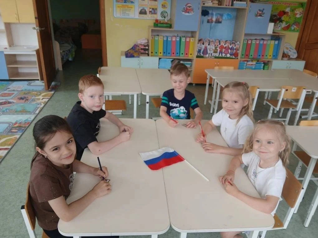 Воспитанники  старшей группы "Б", воспитатель: Кузнецова И.В. в придверии праздника"Дня России",  са