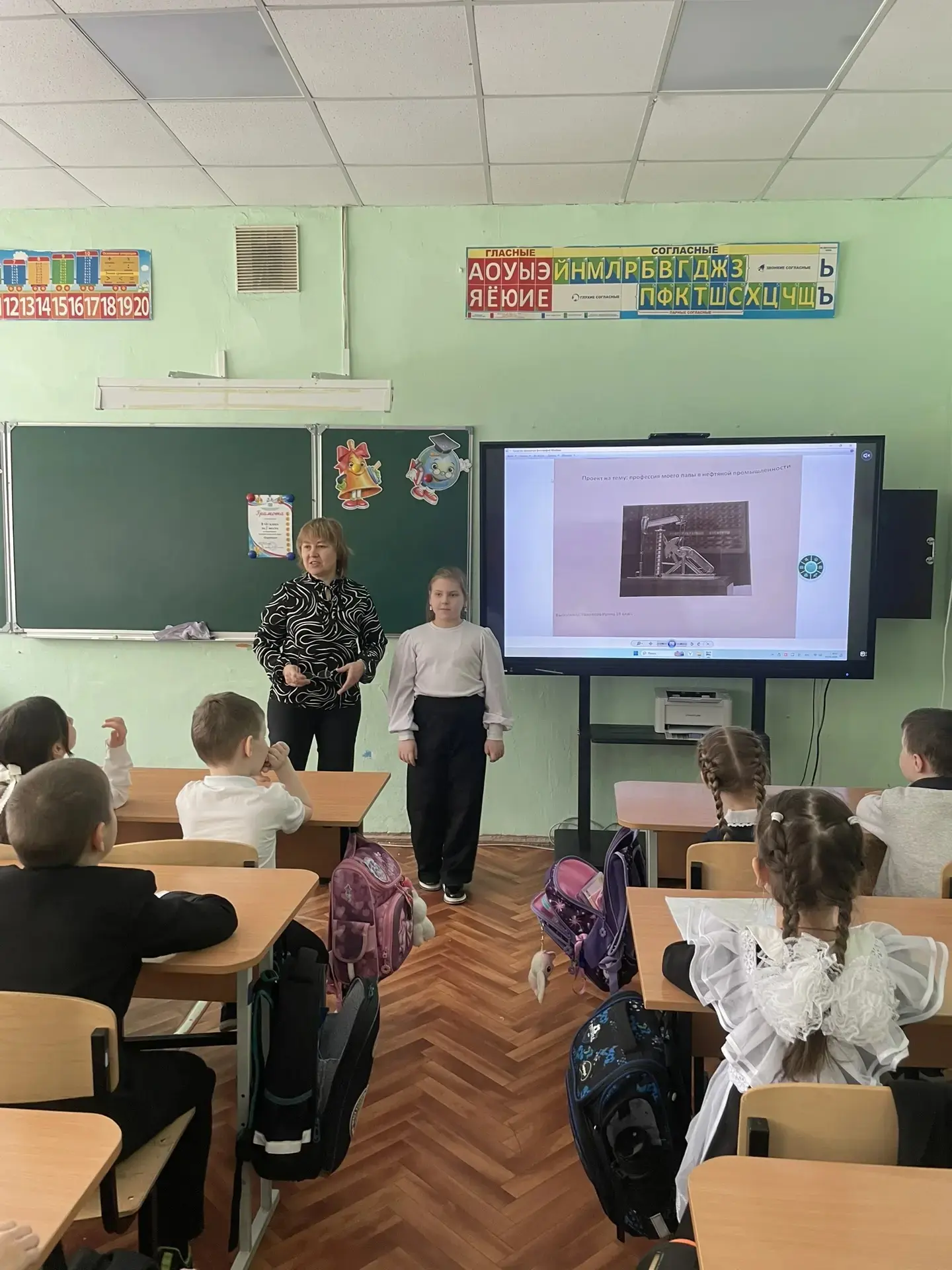 ПРАЗДНИК ПРОФЕССИЙ В 1В КЛАССЕ: ГОРДОСТЬ ЗА РОДИТЕЛЕЙ И МЕЧТЫ О БУДУЩЕМ!  В 1В классе прошел по-наст