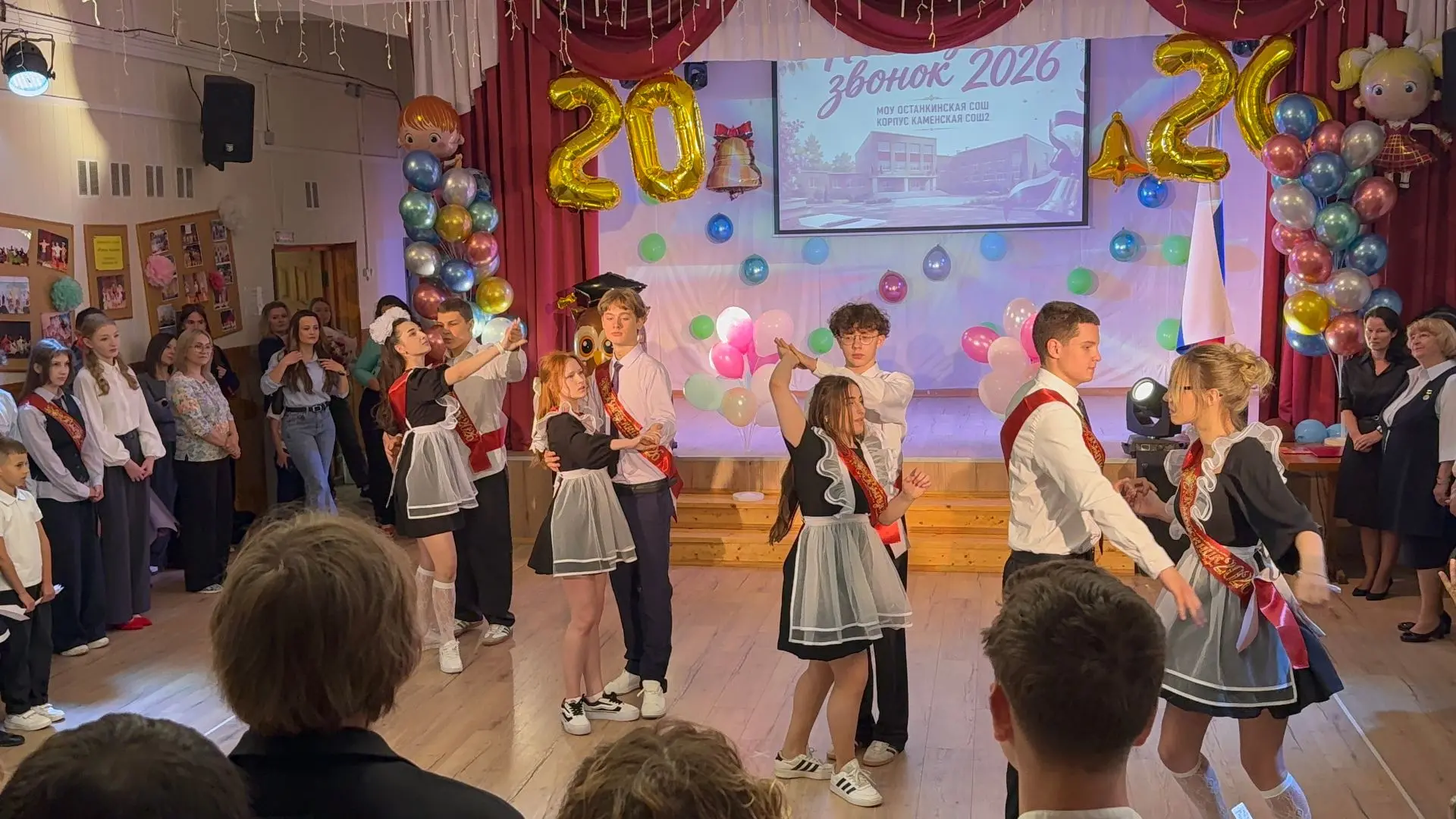 🎓 В корпусе «Каменская СОШ2» прошли торжественные линейки Последнего звонка!   🔔 В этом году со школ
