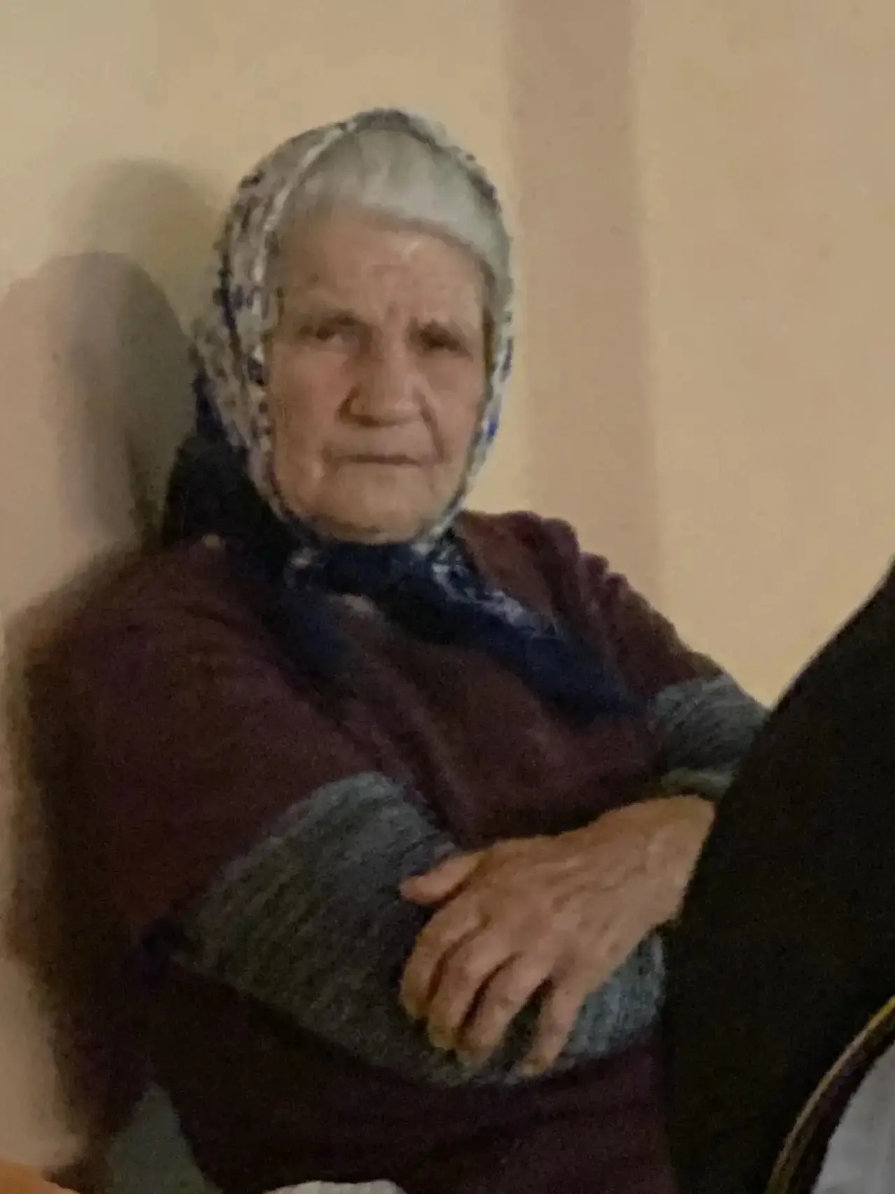 В Красногоровке на остановке сидит пожилая женщина, на вид около 70–75 лет. Говорит, чт...