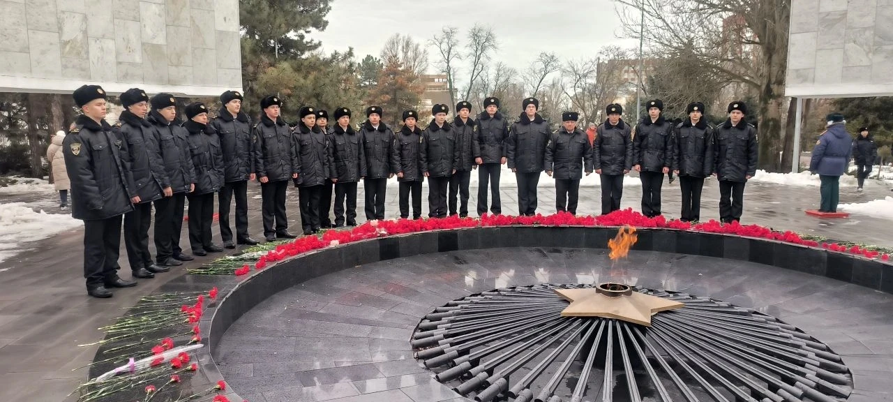 14 февраля курсанты Института приняли участие в возложении цветов к Вечному огню в сквере им. Фрунзе