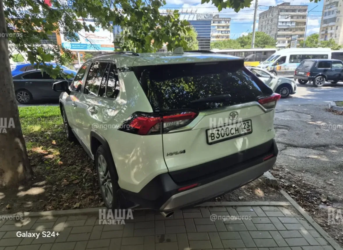 🚗 Парковка уровня «мне можно»: машина на газоне, хозяйка — по магазинам