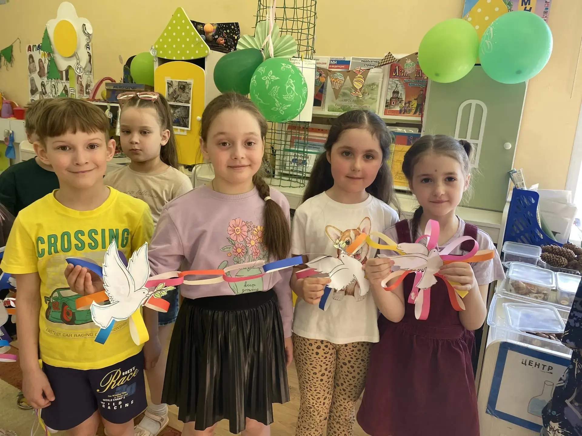 🕊️ Сегодня мы говорили о самом важном – о мире на Земле! #ЦРРдетскийсад10   Рассматривали фотографии